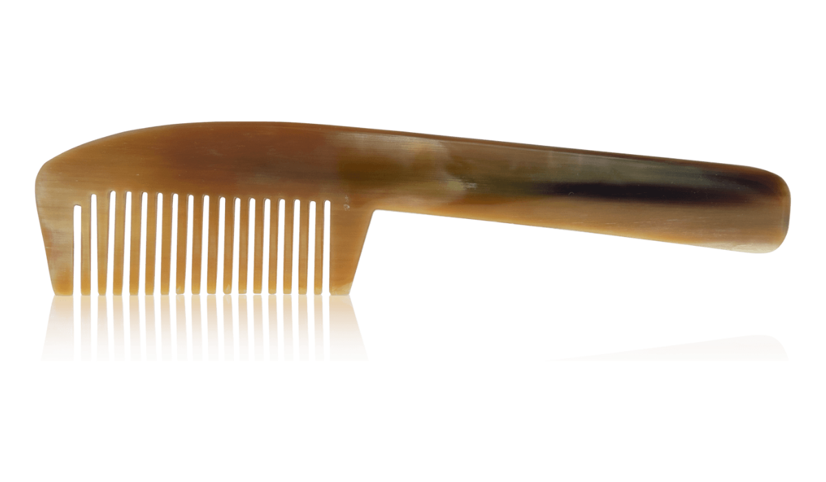 Bartkamm mit Griff aus hellem Horn. Feine Zahnung. ca. 12cm lang, geeignet für jedes Barthaar