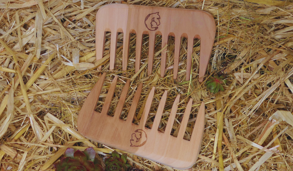 Energy comb for horses - apple wood