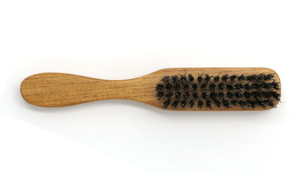 
                  
                    Bartbürste aus Eschenholz, dunkel gebeizt, 4-reihig, 100% reine Wildschweinborste, ideal für die Bartpflege
                  
                